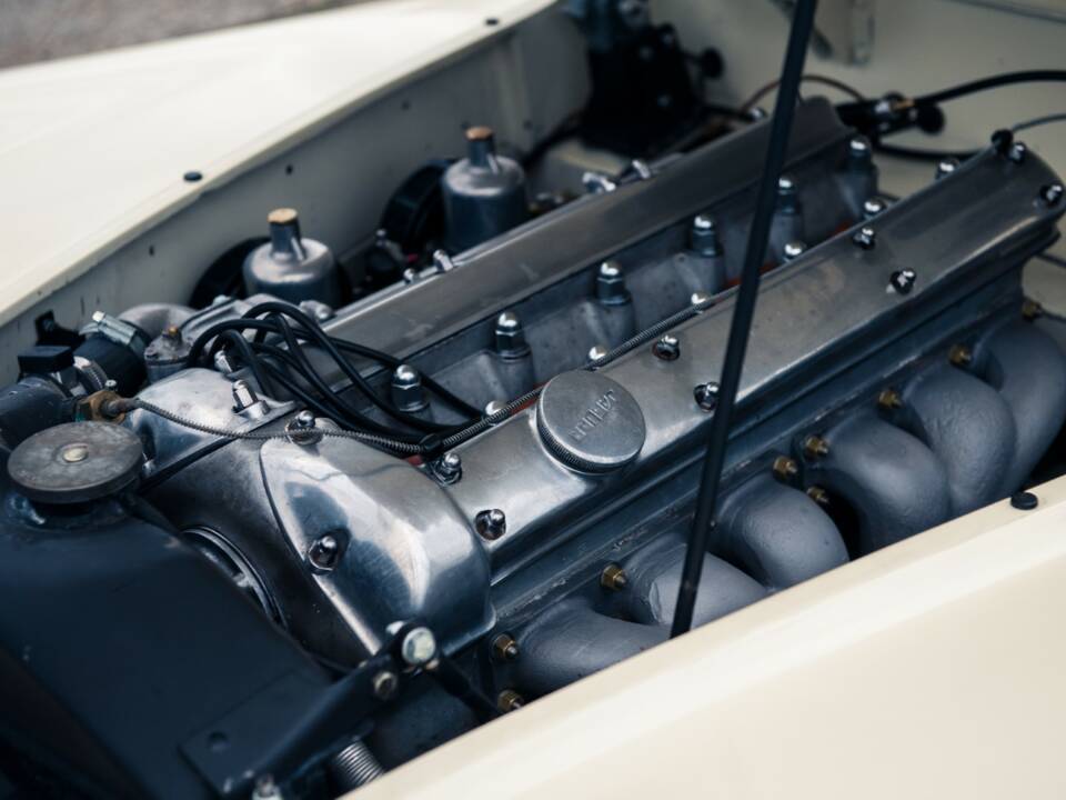 Image 41/45 of Jaguar XK 120 OTS (1950)