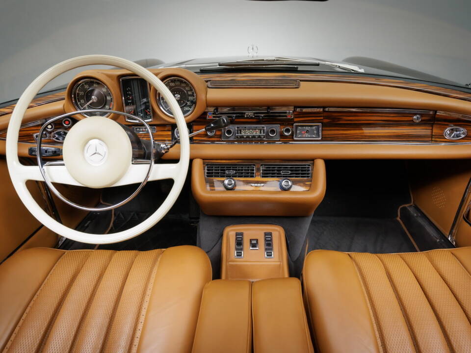 Image 27/46 of Mercedes-Benz 280 SE 3,5 (1971)