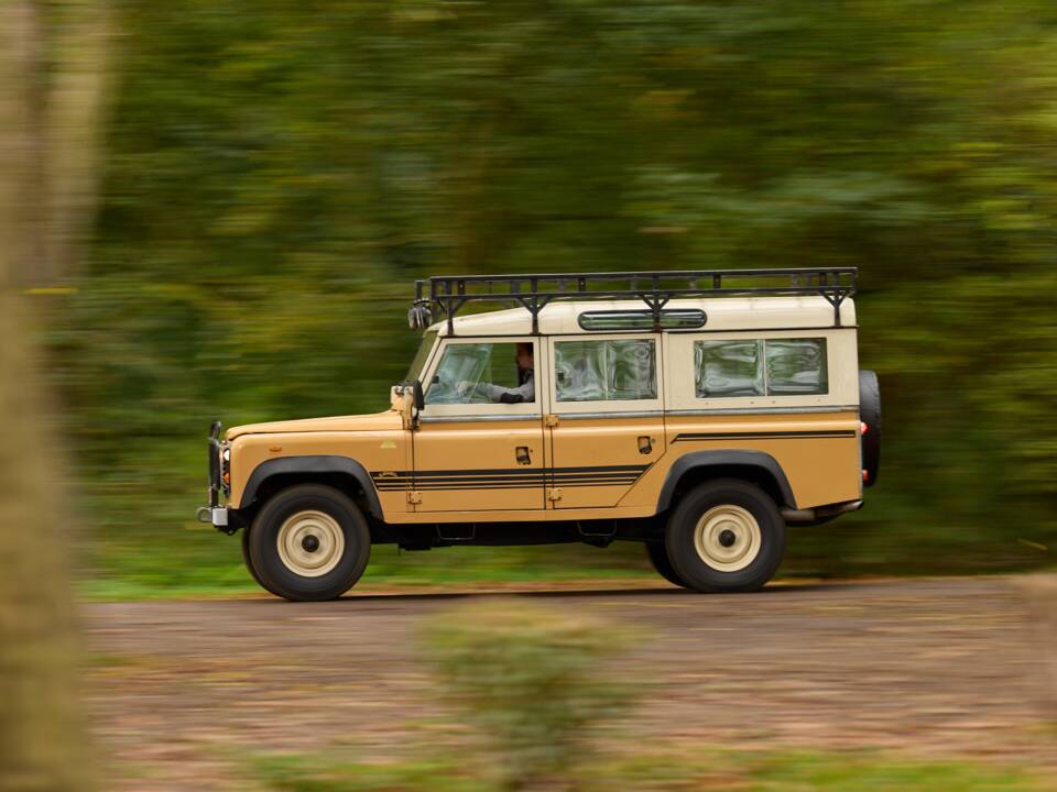 Image 37/42 of Land Rover 110 (1984)