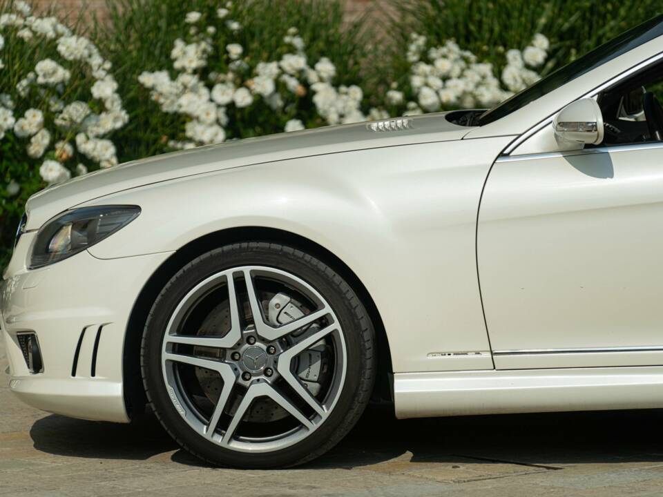 Image 16/50 of Mercedes-Benz CL 63 AMG (2009)