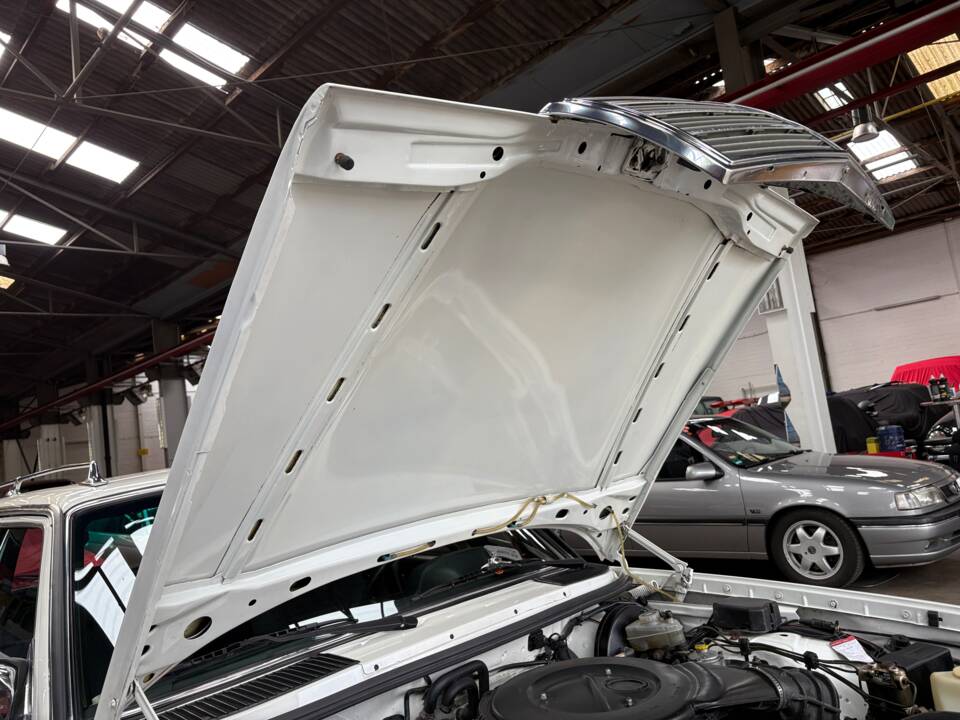 Image 35/66 of Mercedes-Benz 200 T (1984)