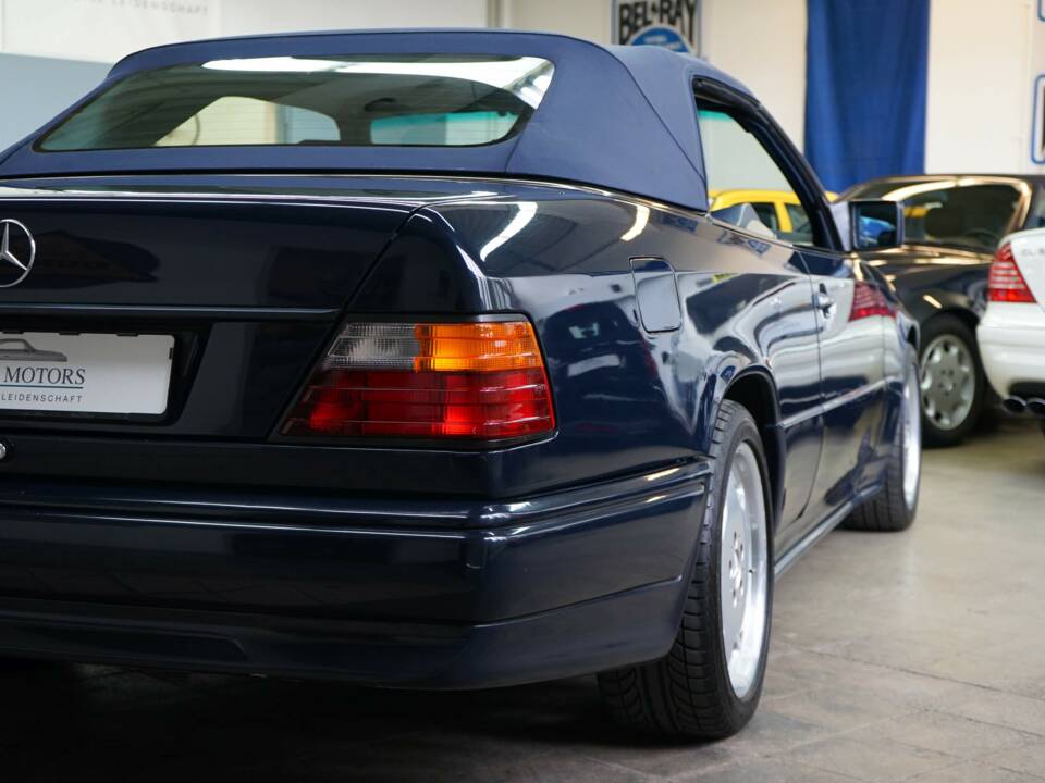 Image 15/33 of Mercedes-Benz 300 CE-24 (1993)