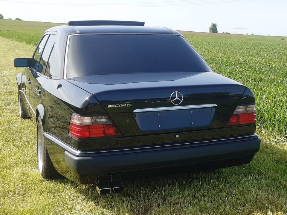 Image 9/28 de Mercedes-Benz E 500 (1994)