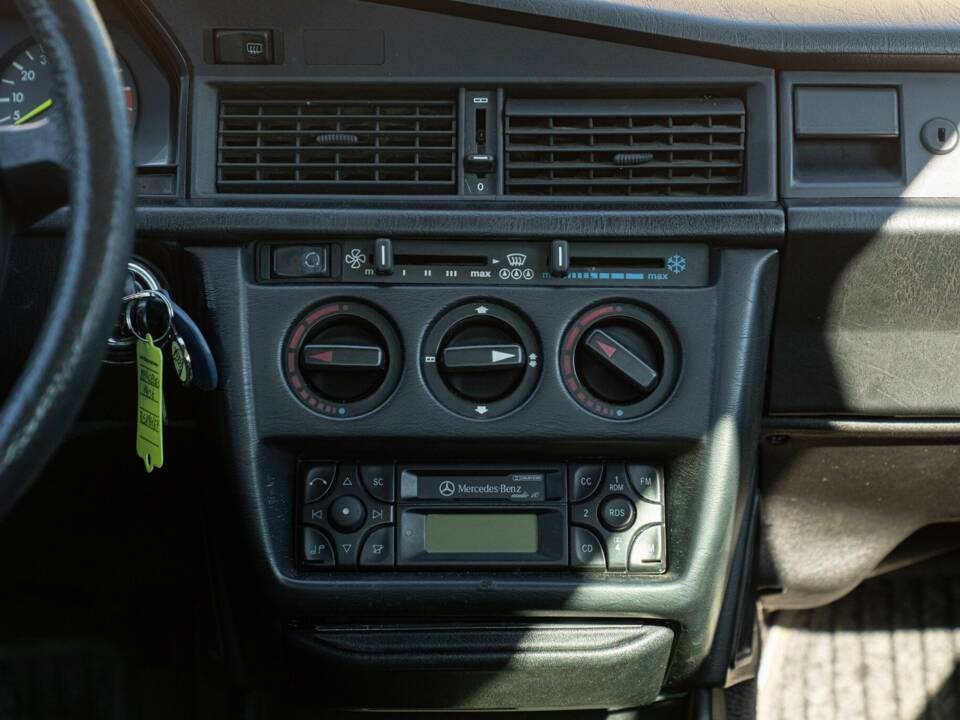 Obraz 37/50 pojazdu Mercedes-Benz 190 E (1988)