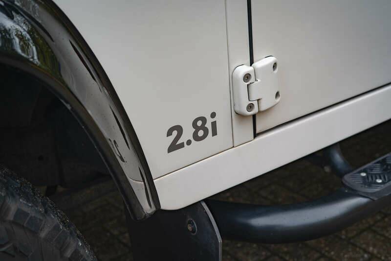 Image 16/41 of Land Rover Defender 90 "50th Anniversary" (1999)