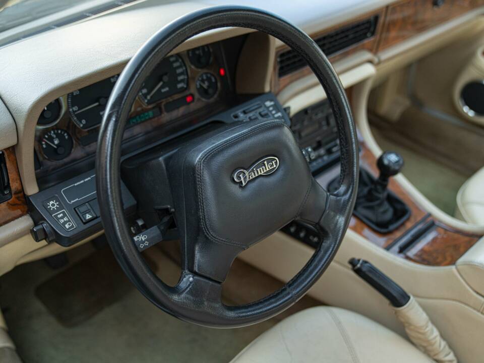 Image 36/50 of Daimler XJ 6 4.0 (1991)