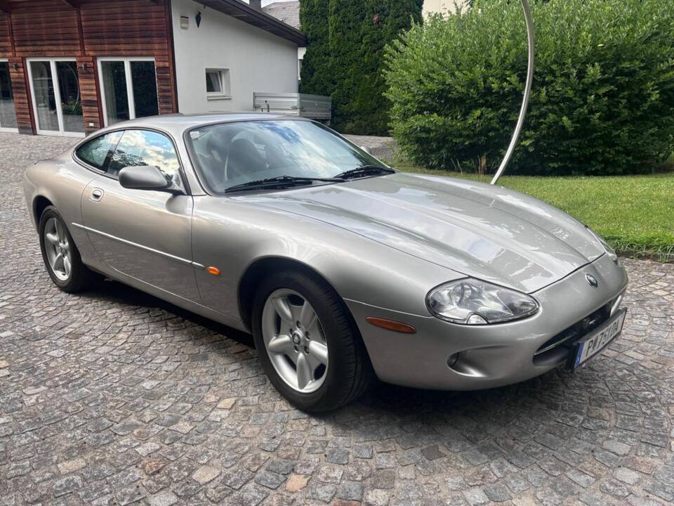 Afbeelding 1/8 van Jaguar XK8 4.0 (1998)