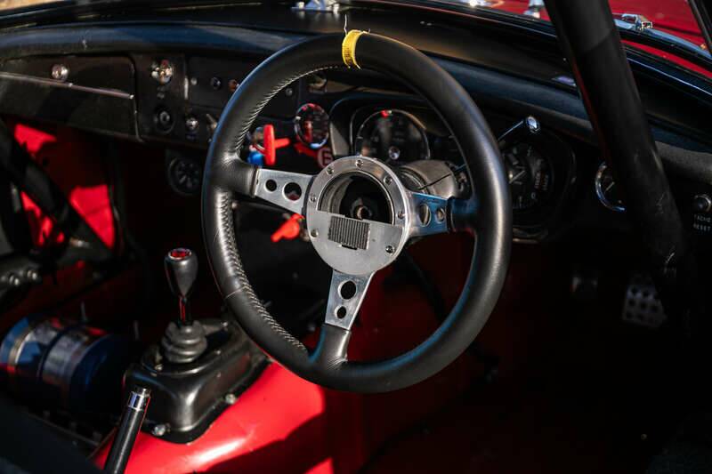 Image 13/50 of MG MGB (1962)