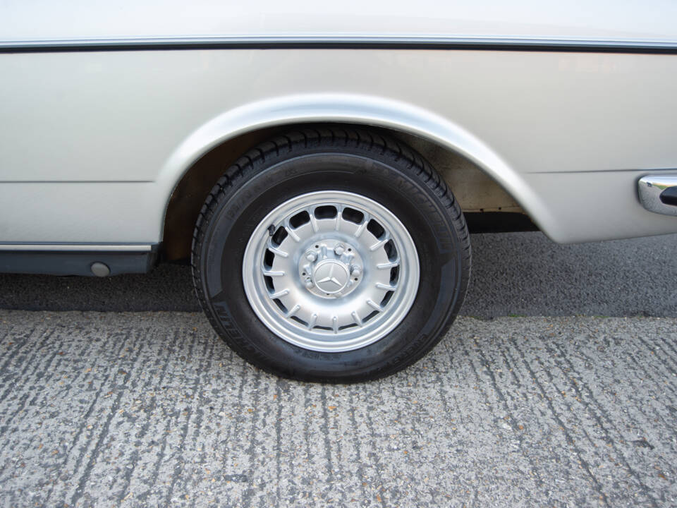 Immagine 25/28 di Mercedes-Benz 230 CE (1984)