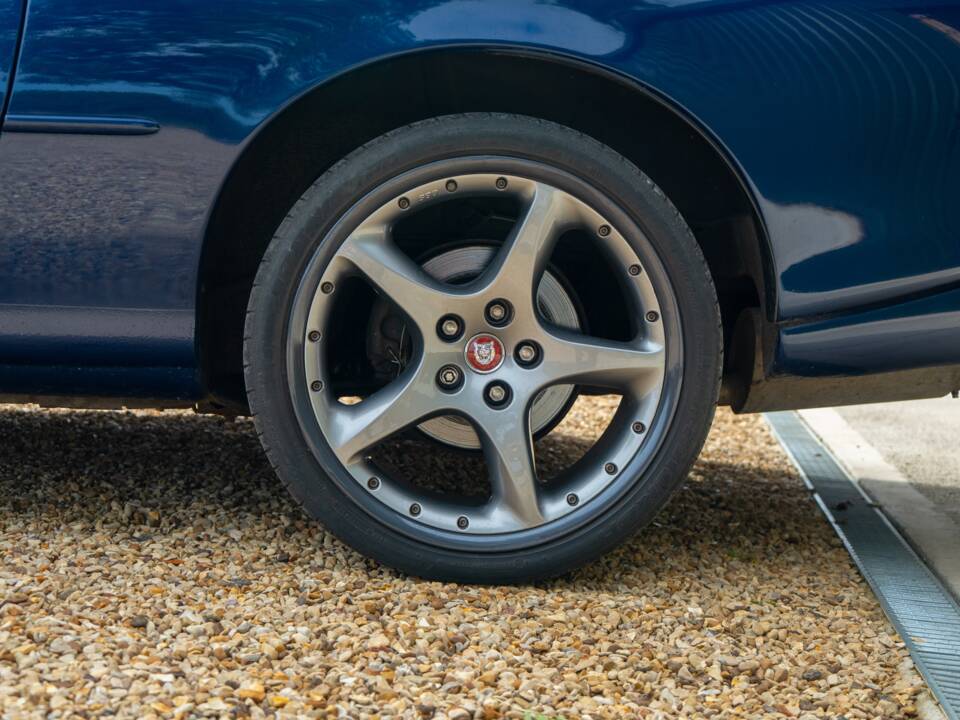 Image 18/50 of Jaguar XKR (2000)