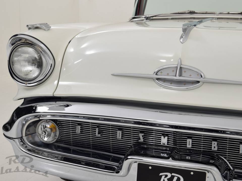Image 31/50 of Oldsmobile Super 88 Convertible (1957)