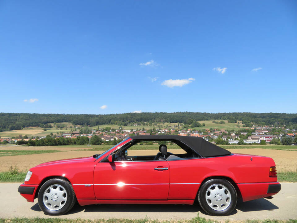 Image 4/20 of Mercedes-Benz 300 CE-24 (1993)