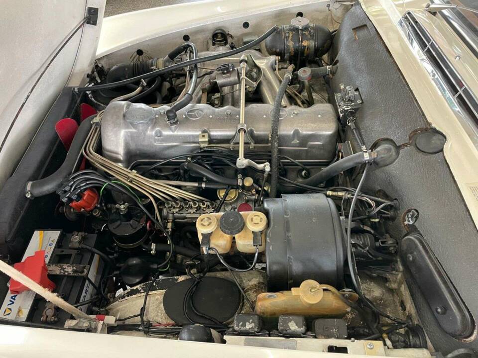 Image 18/20 of Mercedes-Benz 250 SL (1967)