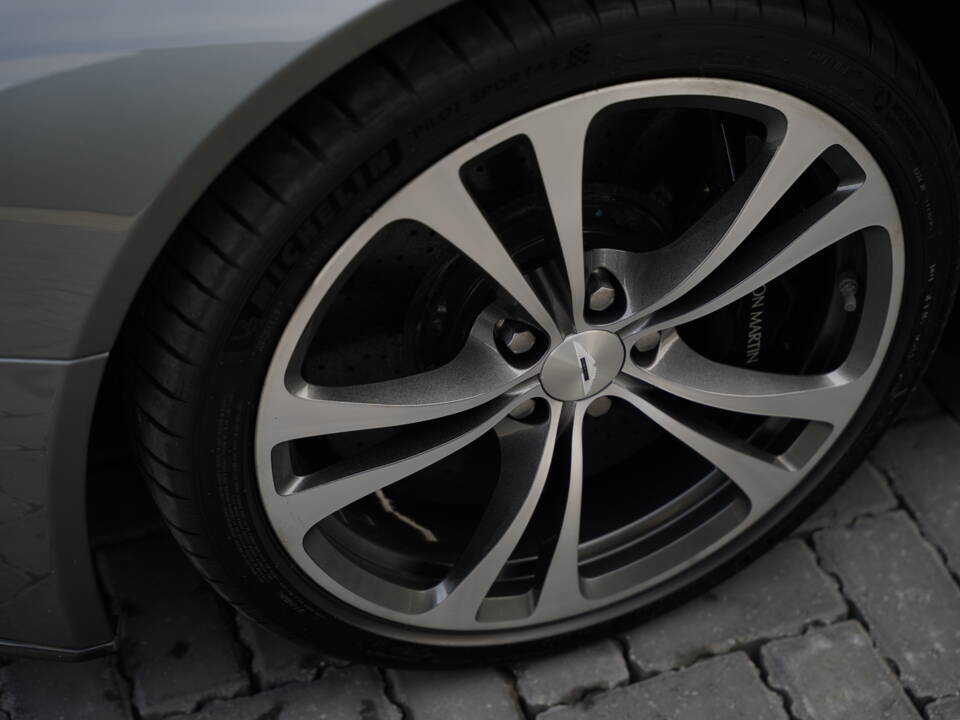 Imagen 38/50 de Aston Martin V12 Vantage (2012)