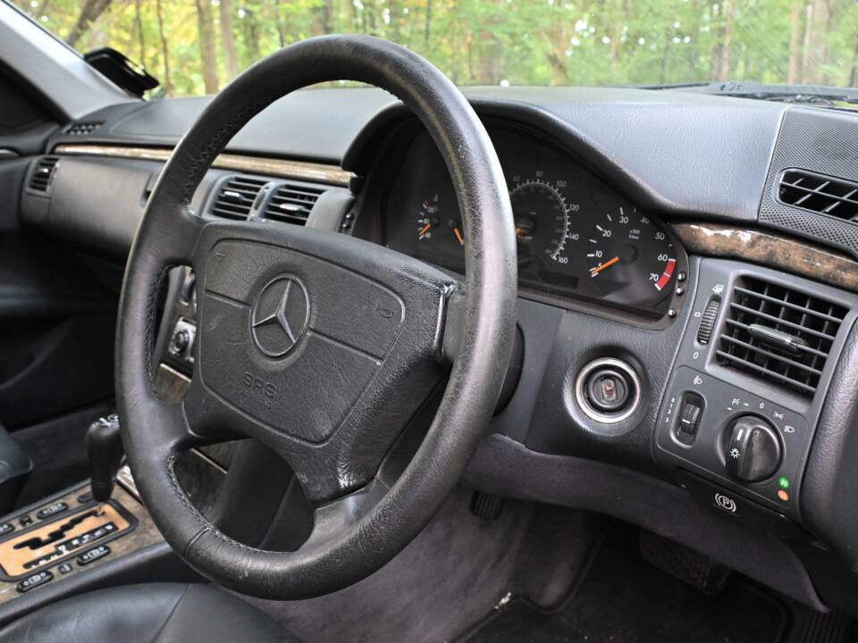 Image 27/50 of Mercedes-Benz E 320 (1998)
