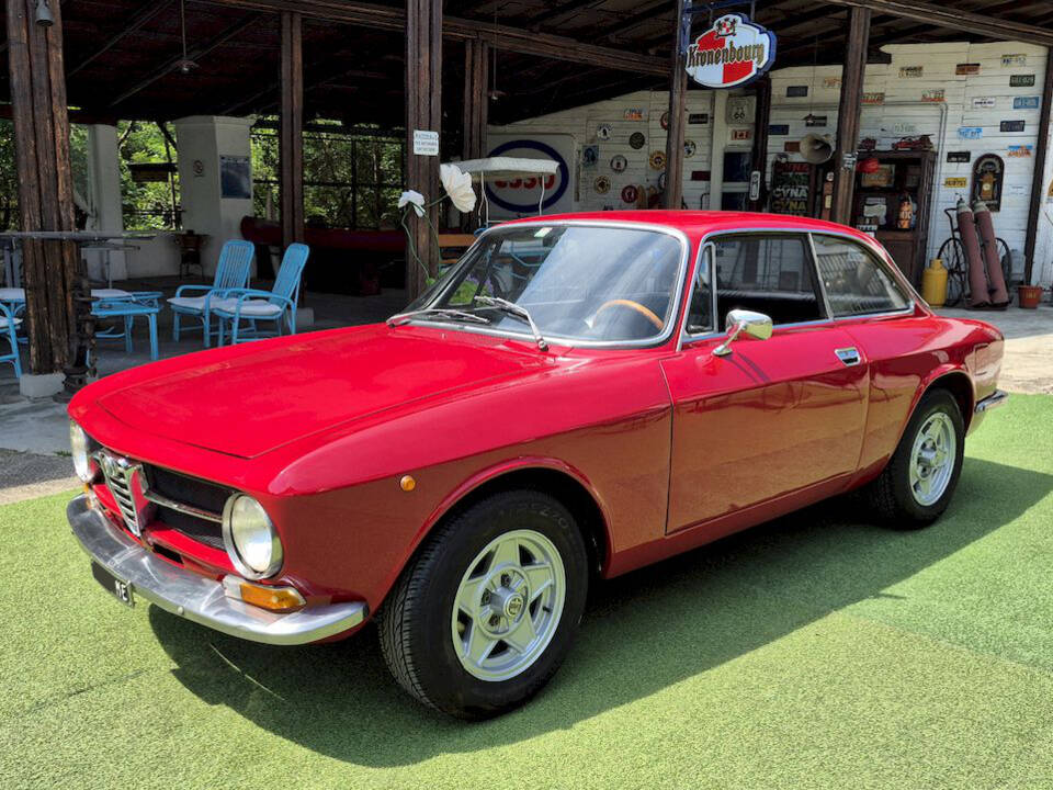 Image 16/50 de Alfa Romeo Giulia GT 1300 Junior (1971)