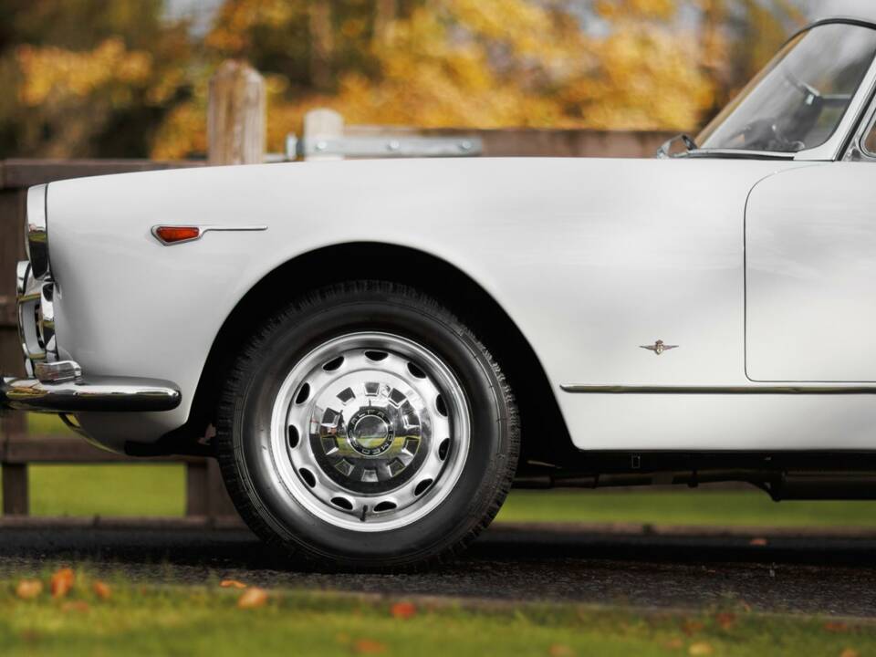 Image 48/50 of Alfa Romeo 2600 Spider (1964)