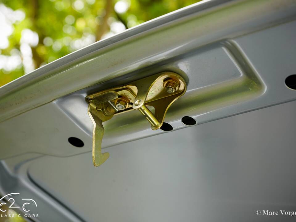 Image 24/63 of Porsche 911 Carrera (1996)