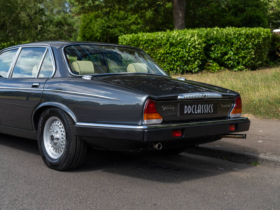 Image 13/23 of Daimler Double Six (1992)