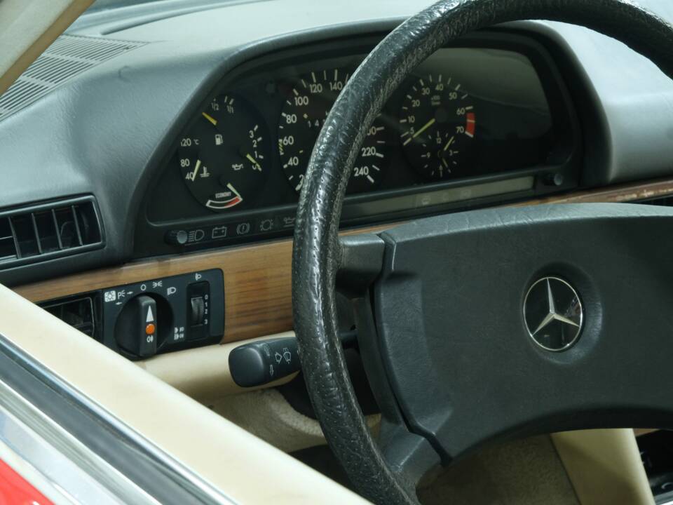Bild 21/50 von Mercedes-Benz 260 SE (1986)