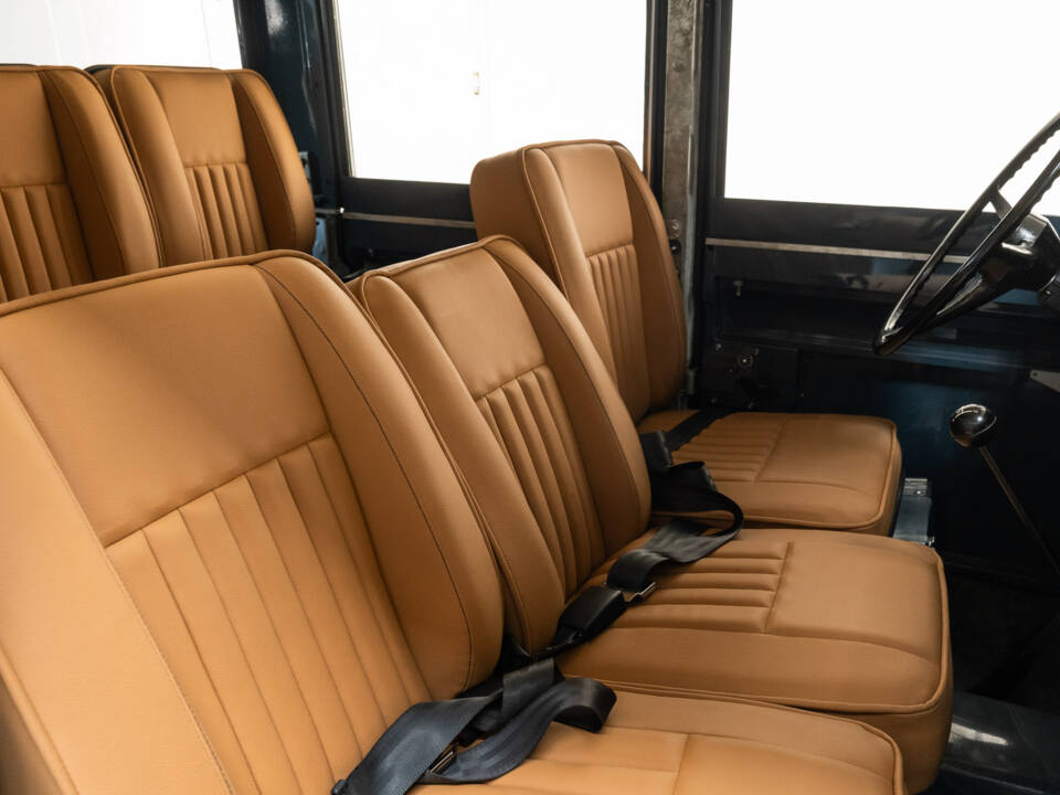 Image 18/31 of Land Rover 109 (1980)