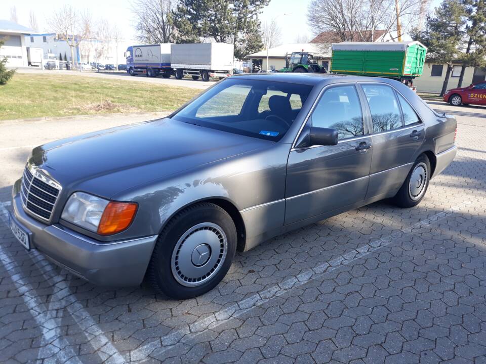 Image 3/7 of Mercedes-Benz 300 SE (1992)