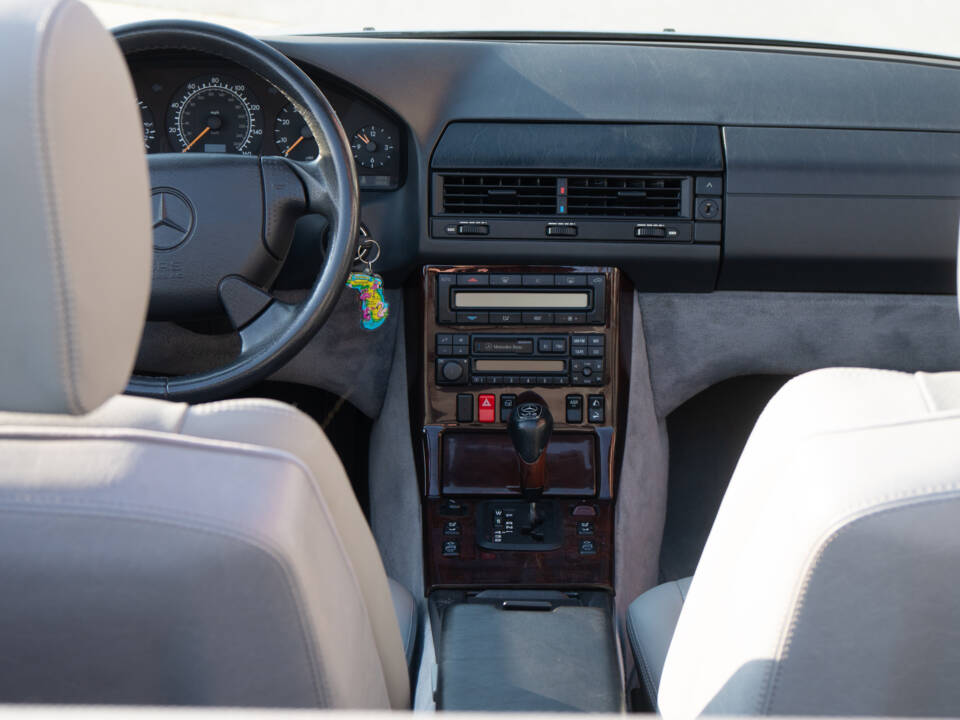 Bild 6/75 von Mercedes-Benz SL 500 (1997)