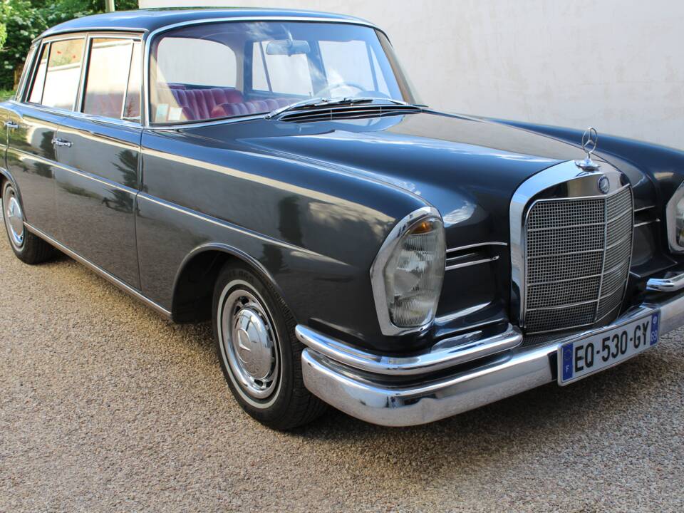 Image 2/18 of Mercedes-Benz 220 SE b (1961)