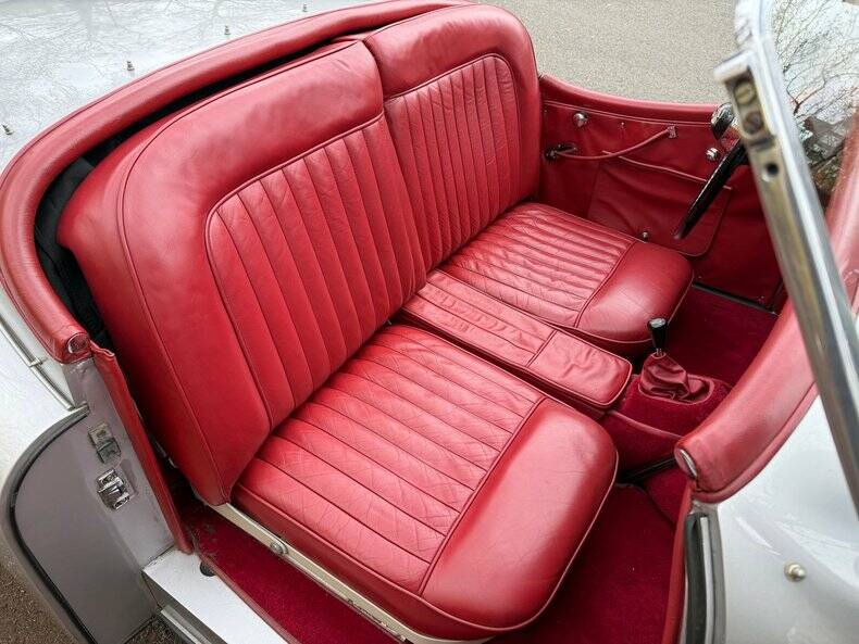 Image 39/50 of Jaguar XK 120 OTS (1953)