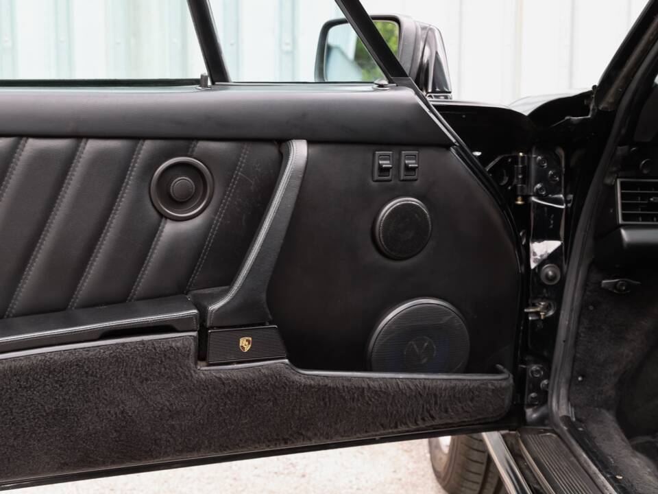 Image 62/108 de Porsche 911 Carrera 3.2 (1989)