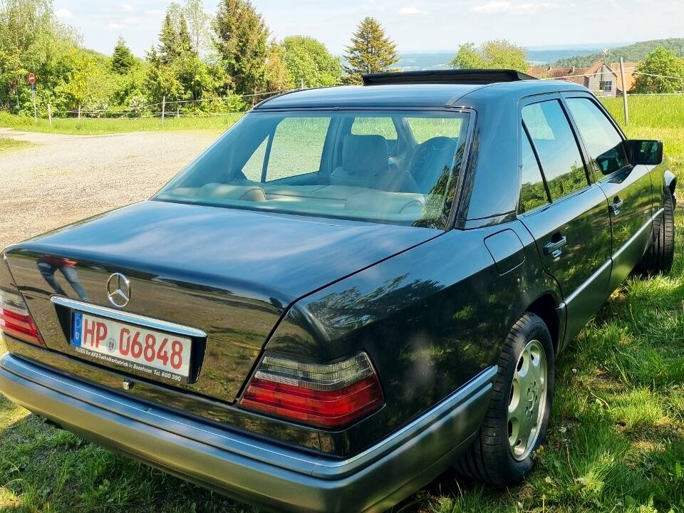Image 6/46 of Mercedes-Benz E 420 (1994)