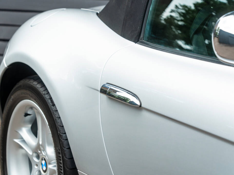 Image 40/53 of BMW Z8 (2001)