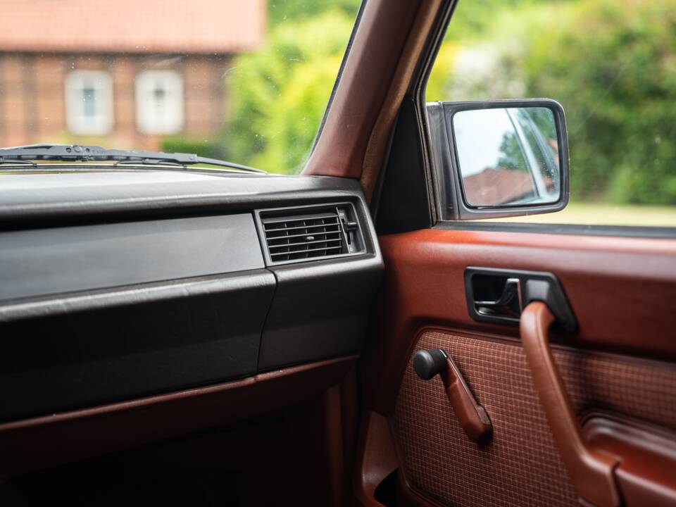 Bild 43/62 von Mercedes-Benz 190 E (1983)