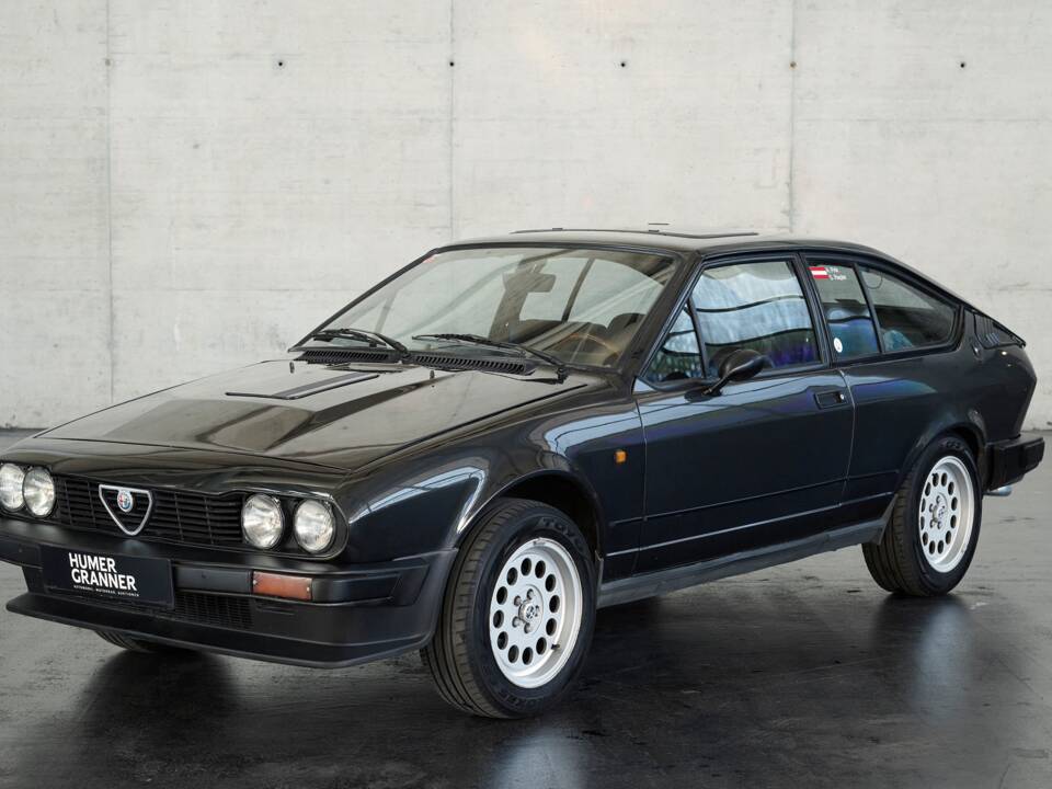 Bild 2/48 von Alfa Romeo GTV 6 2.5 (1981)