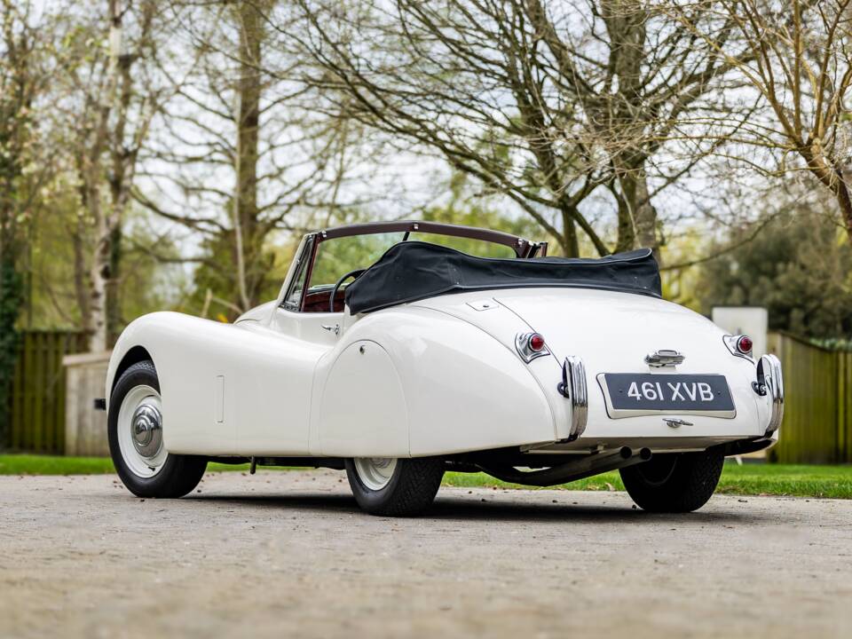 Image 3/50 of Jaguar XK 120 DHC (1953)