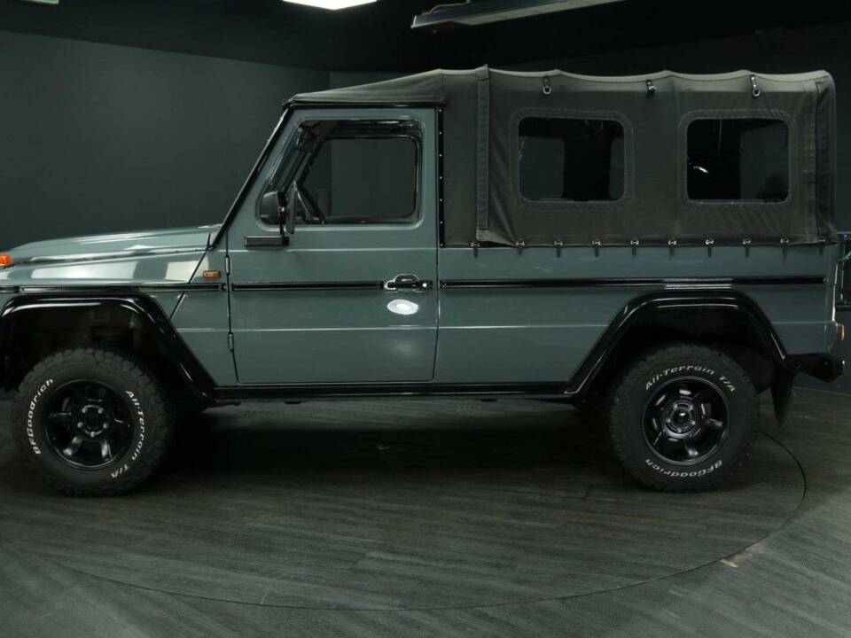 Immagine 2/50 di Mercedes-Benz 230 GE (SWB) (1993)