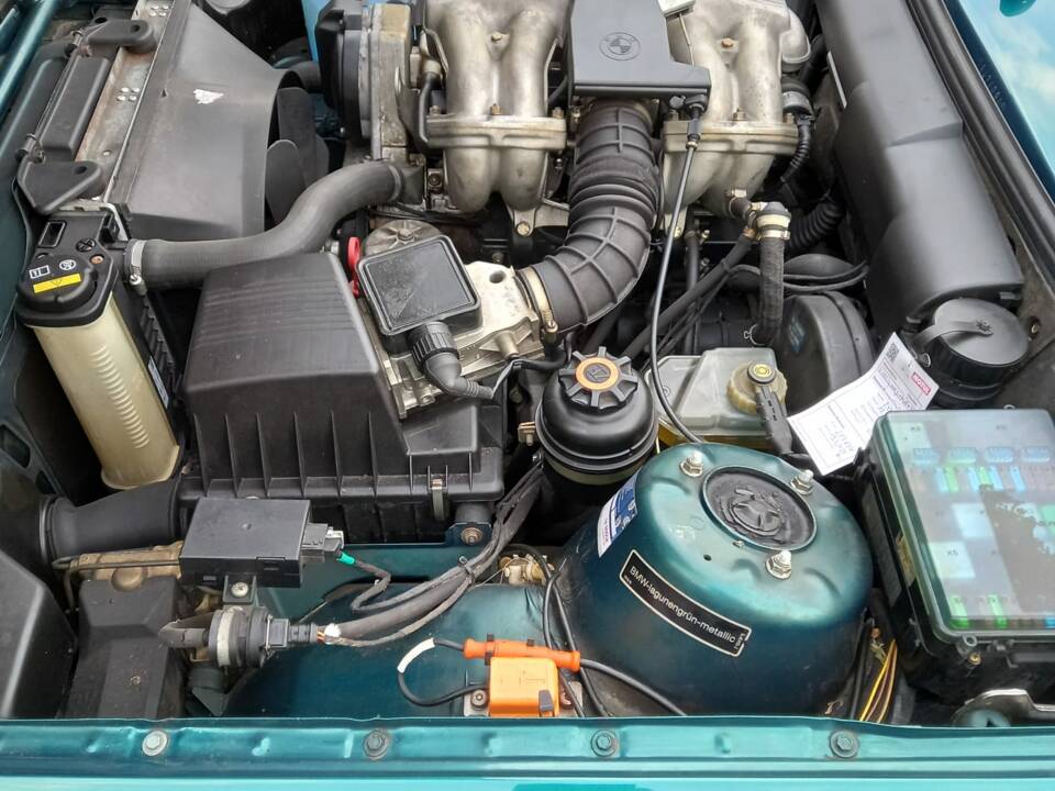 Image 6/6 of BMW 316i Touring (1993)