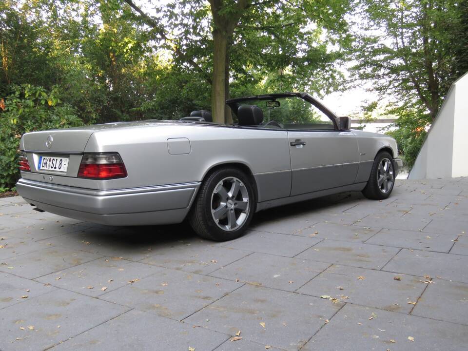 Image 34/39 of Mercedes-Benz E 200 (1996)