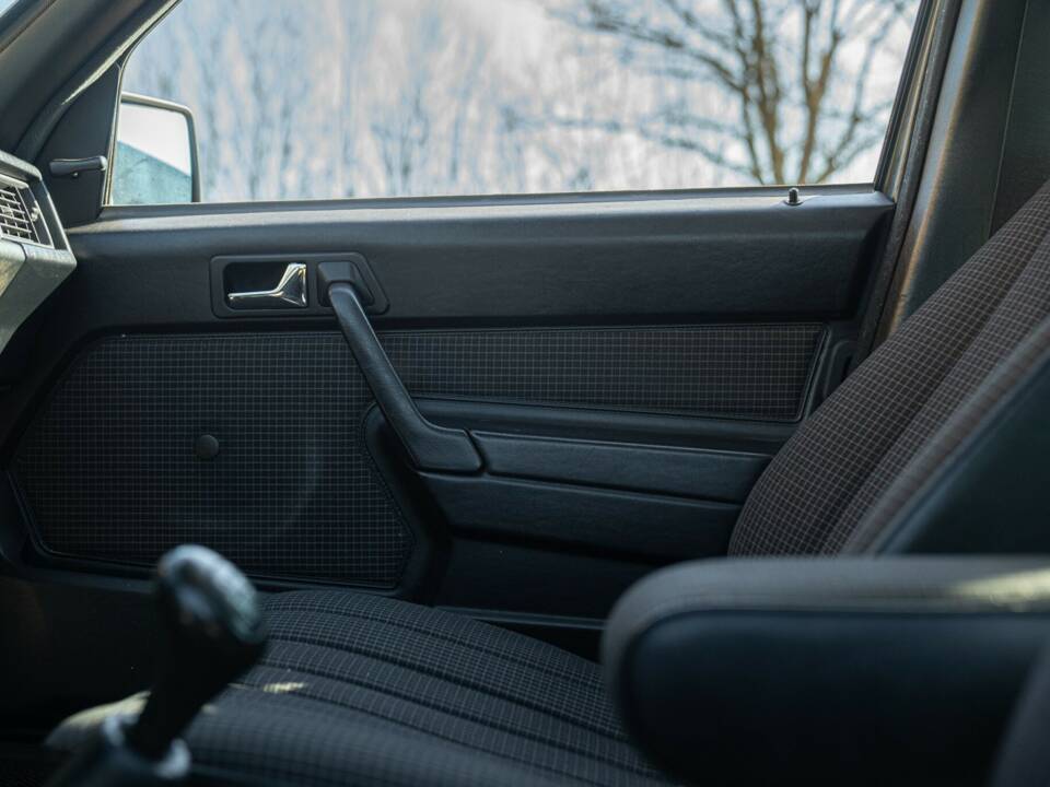 Imagen 40/50 de Mercedes-Benz 190 E (1988)
