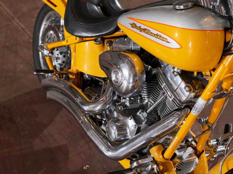 Immagine 3/13 di Harley-Davidson FXSTD-SE2 Screamin’ Eagle Softail Deuce CVO (2004)