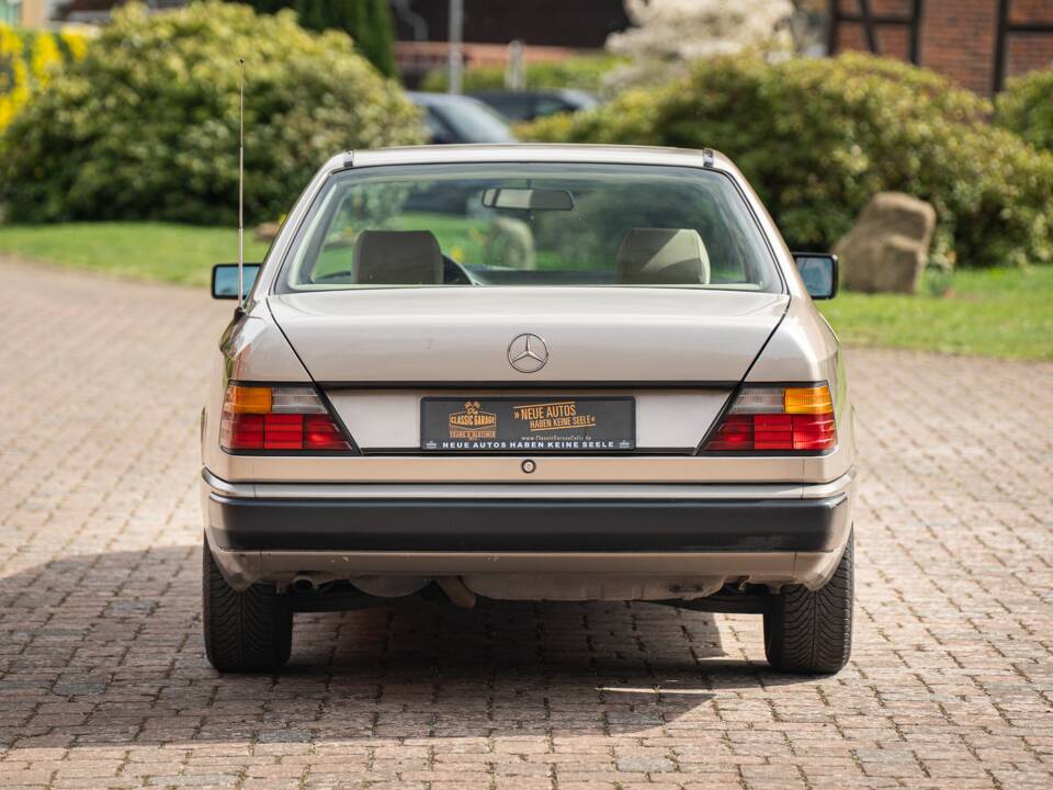 Afbeelding 17/63 van Mercedes-Benz 230 CE (1988)