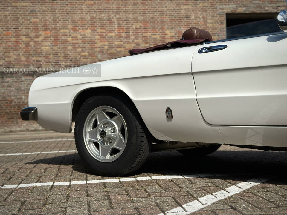 Afbeelding 11/72 van Alfa Romeo 2000 Spider Veloce (1981)