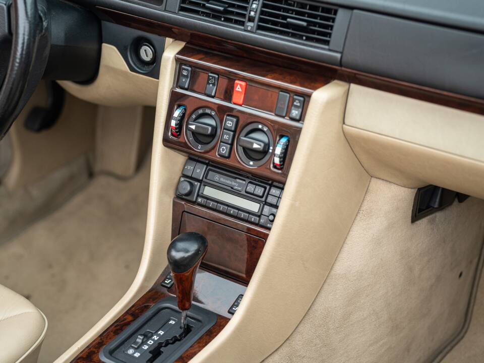Image 45/83 de Mercedes-Benz E 220 (1996)