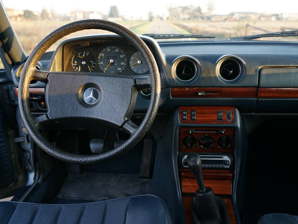 Image 13/22 of Mercedes-Benz 240 TD (1981)