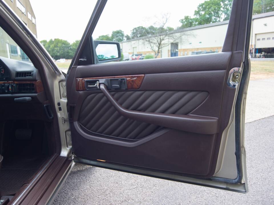 Bild 17/29 von Mercedes-Benz 300 SEL (1990)