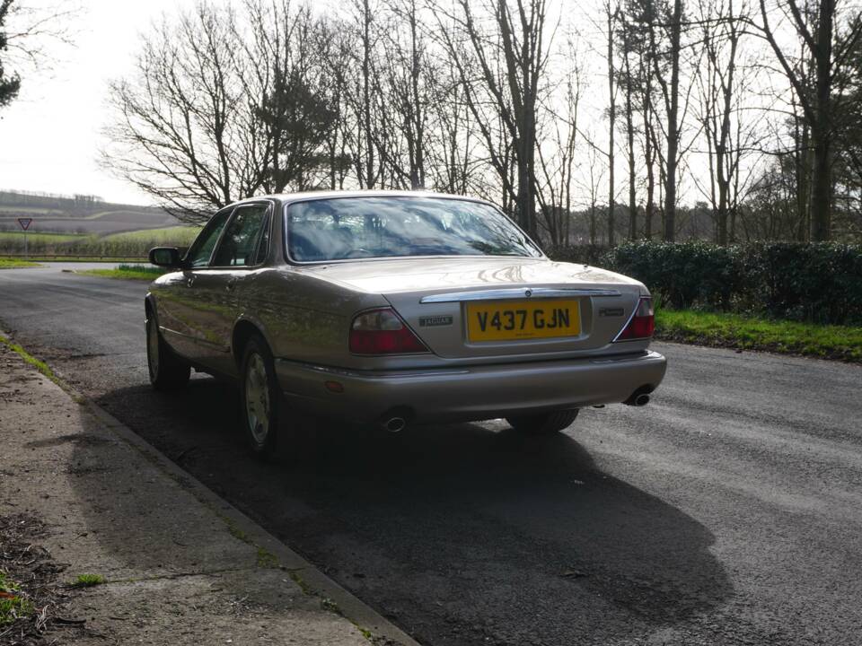 Image 4/19 of Jaguar XJ 8 Sovereign (1999)