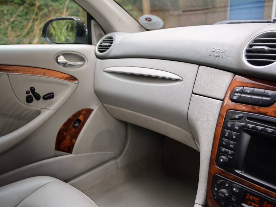 Image 38/49 of Mercedes-Benz CLK 500 (2004)