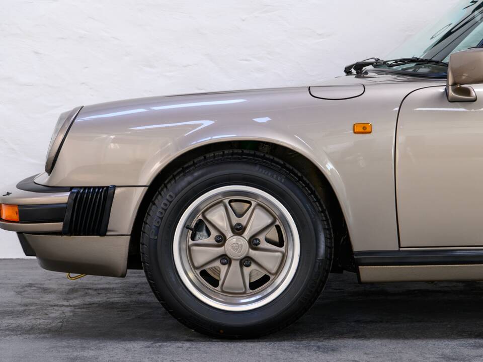 Image 30/36 of Porsche 911 Carrera 3.2 (1984)