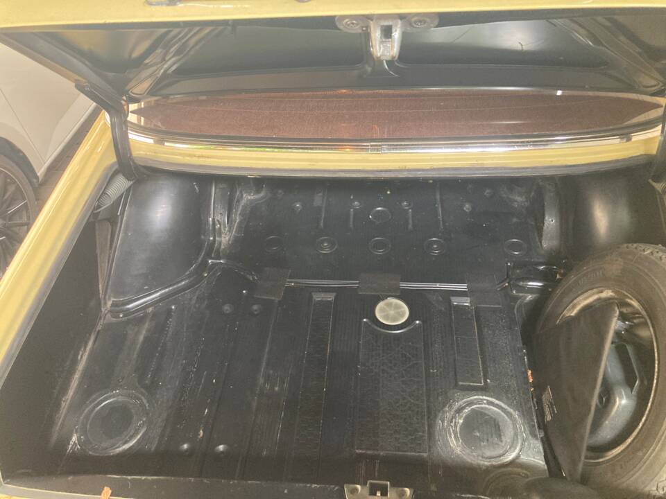 Immagine 22/32 di Mercedes-Benz 200 (1974)