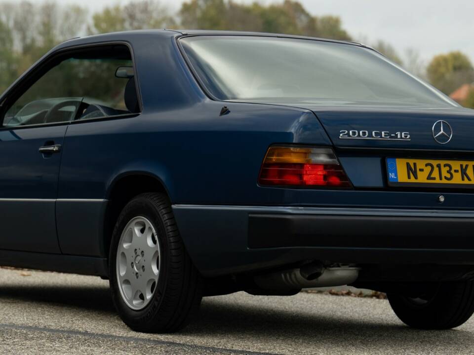 Bild 47/79 von Mercedes-Benz 200 CE (1993)